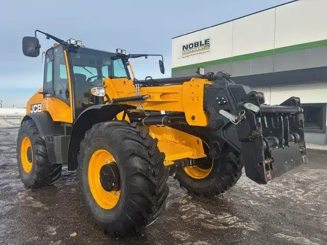 Chargeuse sur pneus JCB TM420 2023
