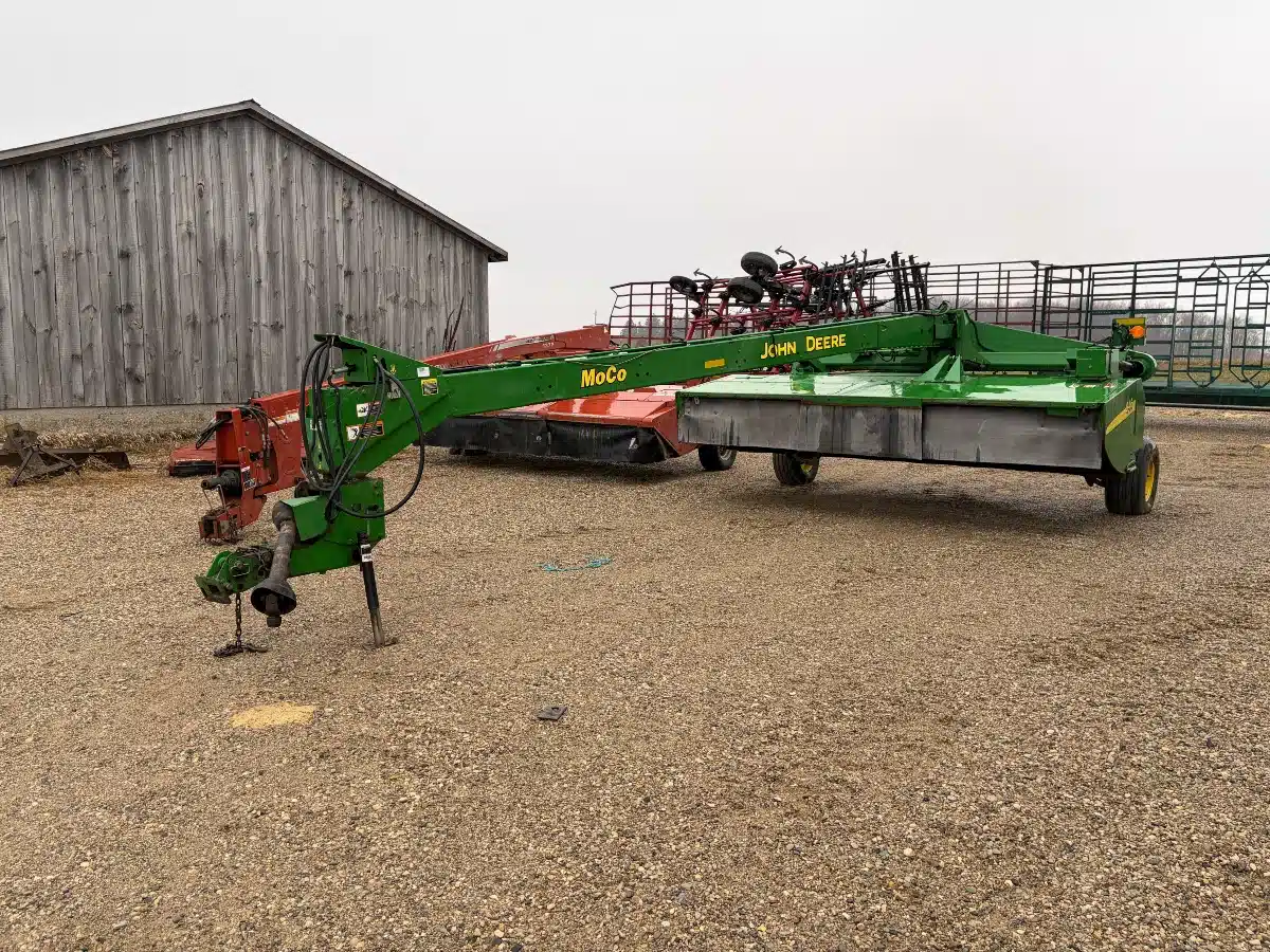 Faucheuse-conditionneuse John Deere 946